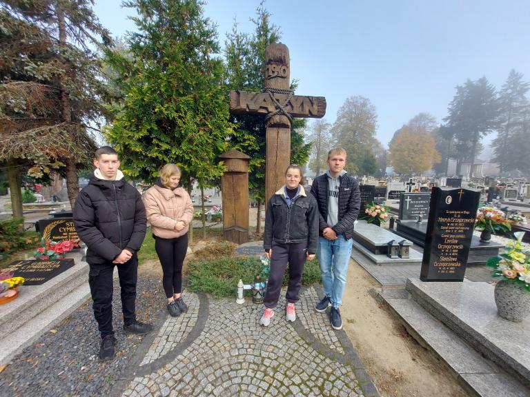 Młodzież Klubu Aktywnych Hufca Pracy w Krotoszynie porządkuje groby
