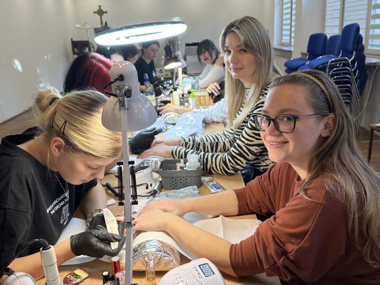 Zakończenie szkolenia „Kosmetyczka-wizażystka z elementami stylizacji paznokci” – sukces i nowe perspektywy