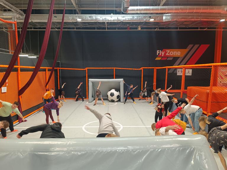 Wyjazd uczestników Hufca Pracy w Kłecku do parku trampolin 