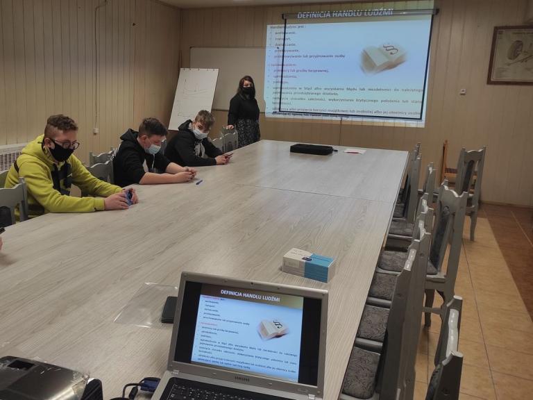 Zajęcia na temat handlu ludźmi w 9-8 Hufcu Pracy w Sanoku