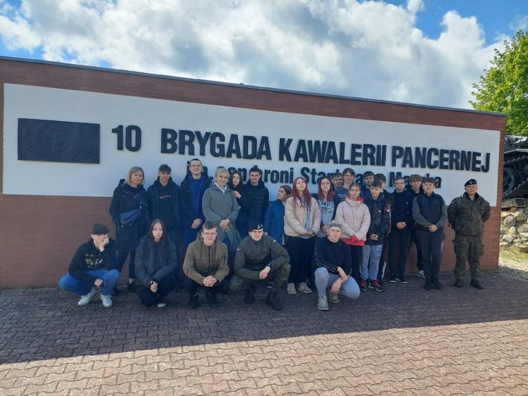 Młodzież z 1-13 HP Przemków zwiedza Jednostkę Wojskową w Świętoszowie