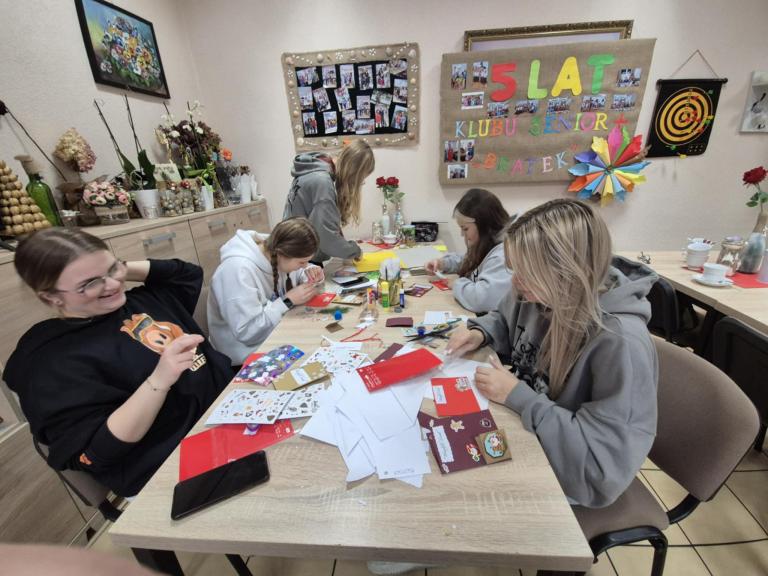 Tworzenie kartek bożonarodzeniowych w Ostrzeszowie
