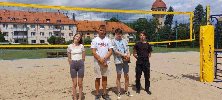 Słońce, plaża… piłka!
