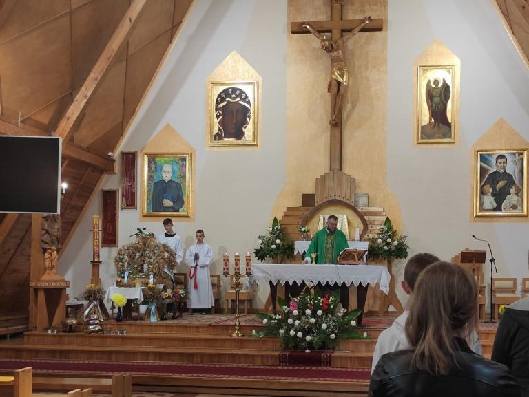 Uczestnicy 9-9 Hufca Pracy na Mszy Świętej z okazji inauguracji nowego roku szkolnego