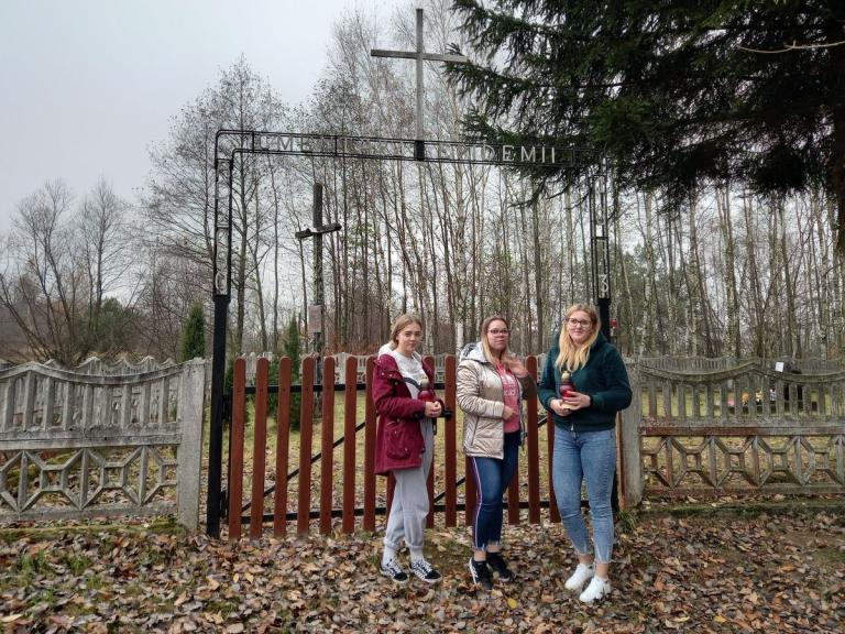 Znajdź grób zapomniany na cmentarzu w Bobrowej Woli