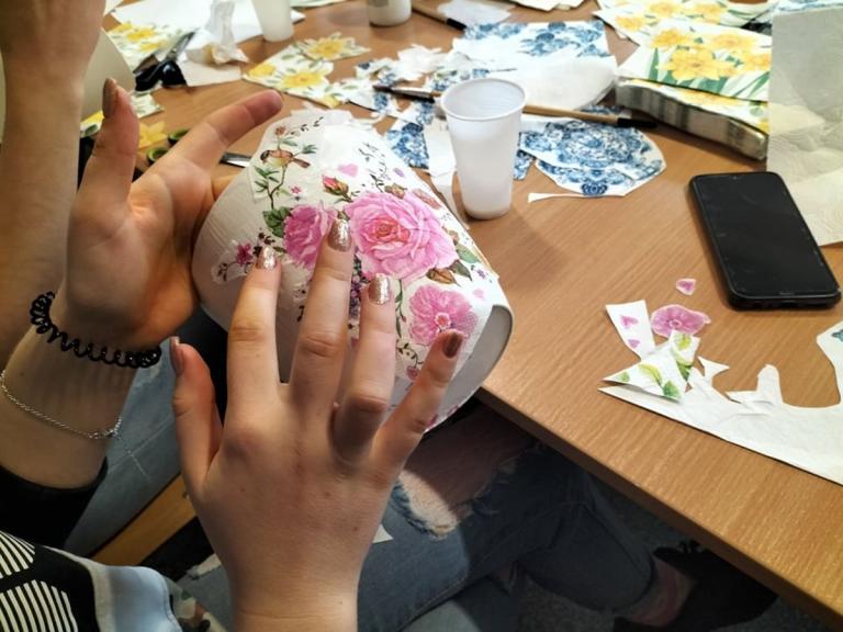 Decoupage na doniczkach w dębickim Hufcu