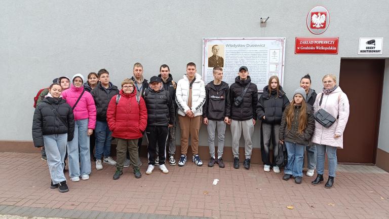 Wizyta uczestników Hufca Pracy w Wolsztynie w zakładzie poprawczym w Grodzisku Wielkopolskim