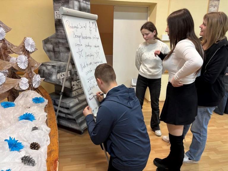 Świąteczne spotkania z młodzieżą w Hufcu Pracy 1-63 w Strzelinie 