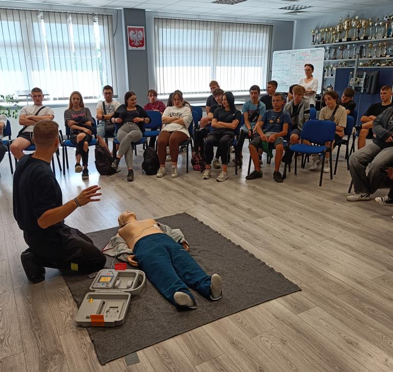 Kurs pierwszej pomocy przedmedycznej dla uczestników wolsztyńskiego Hufca Pracy