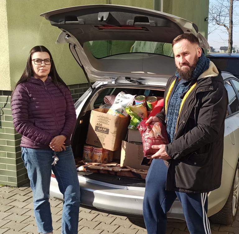 Przekazanie karmy dla zwierząt z Towarzystwa Opieki nad Zwierzętami w Ząbkowicach Śląskich.