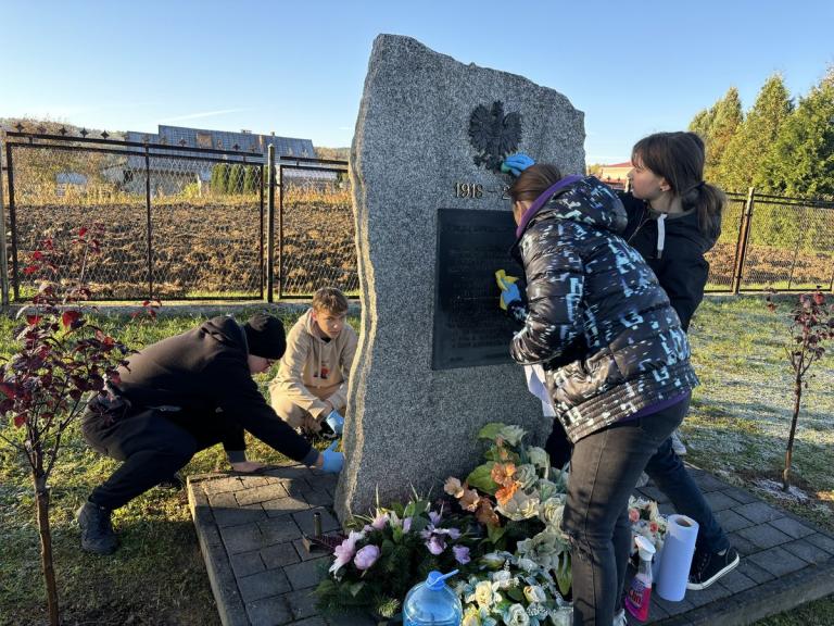 Z szacunku dla przeszłości – dbamy o groby poległych