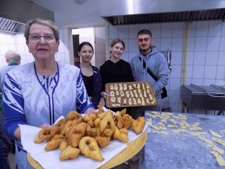 Warsztaty kulinarne uczestników ostrowskiego Hufca Pracy i seniorów 