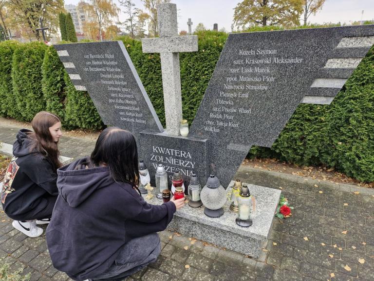  Dzień Wszystkich Świętych w krośnieński 9-10 Hufcu Pracy