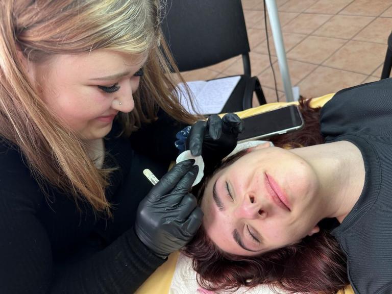 Dodatkowe umiejętności na rynku pracy- stylizacja rzęs i brwi
