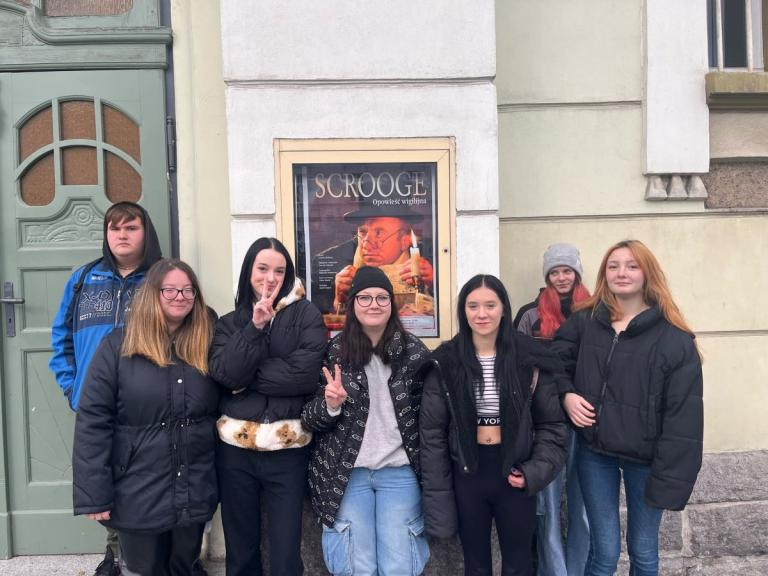 Młodzież z Hufca Pracy w Jeleniej Górze odkrywa magię ,,Opowieści Wigilijnej”