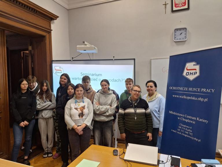 Seminarium Co warto wiedzieć o zawodach – edukacyjne wsparcie dla młodzieży Młodzieżowego Centrum Kariery w Chraplewie 