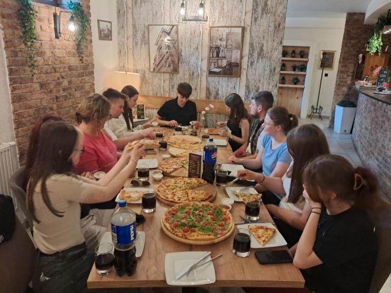 Spotkanie Absolwentów HP w Bytowie przy pizzy – wspomnienia, plany i dobre rozmowy