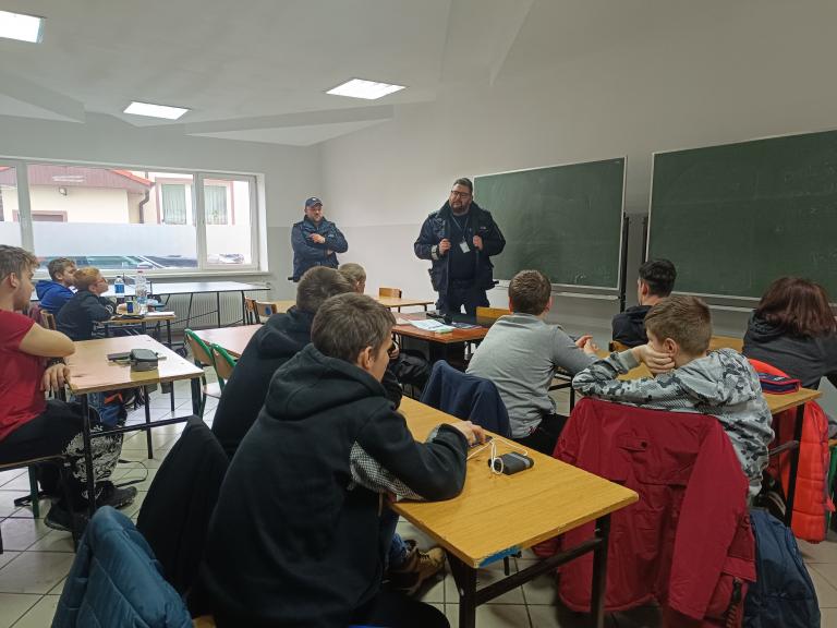 Spotkanie z funkcjonariuszami policji w Hufcu Pracy w Kłecku