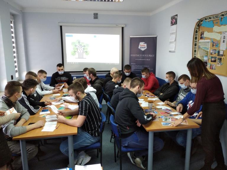 Uczestnicy 9-9 Hufca Pracy Krosno myślą o swojej przyszłości
