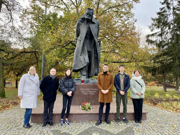 Narodowe Święto Niepodległości – złożenie kwiatów pod pomnikiem Józefa Piłsudskiego