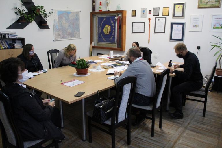 Będą robić budki dla kotów 