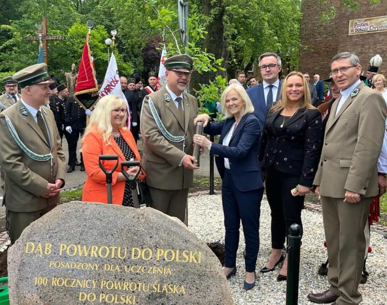 Posadzenie Dębu Papieskiego w 100 rocznicę powrotu Śląska do Polski.