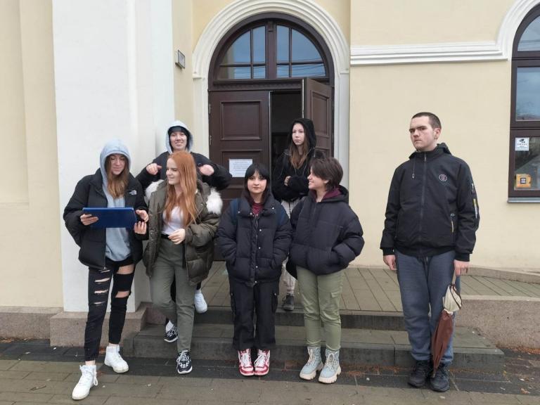 Ferie z dębickim Hufcem Pracy – wyjście do kina