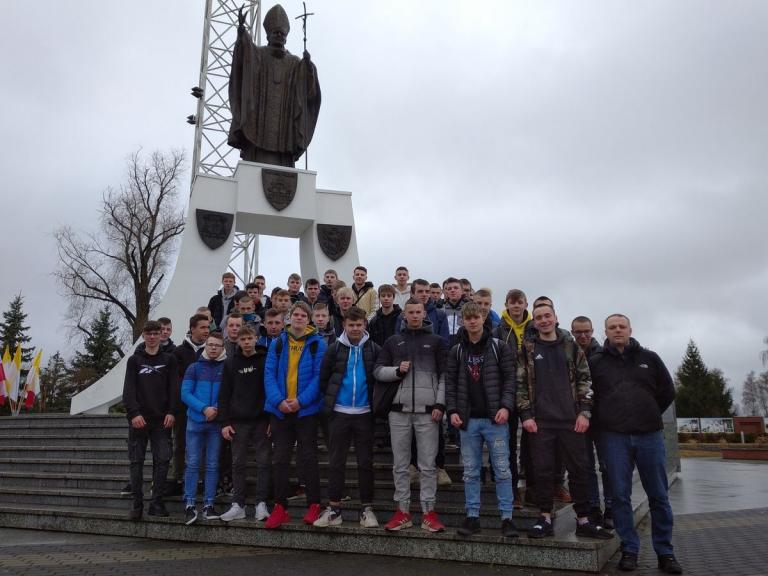 Uczestnicy 9-9 Hufca Pracy pamiętają o patronie OHP