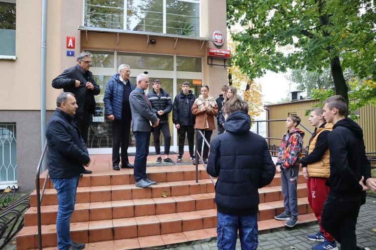 Uczestnicy z Ośrodka Szkolenia i Wychowania w Próchnowie z wizytą w Starostwie Powiatowym w Chodzieży