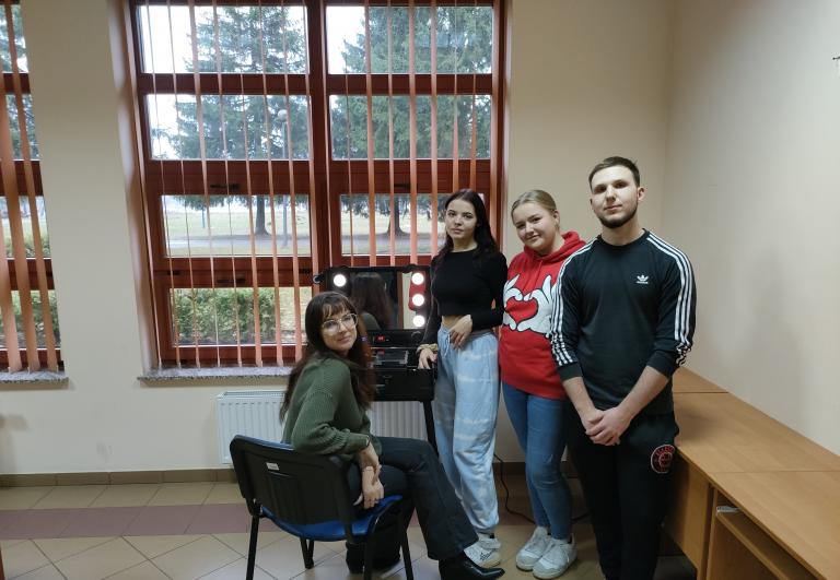 Uczestnicy 11-7 Hufca Pracy w Gdańsku z usługą fryzjerską w Człuchowie