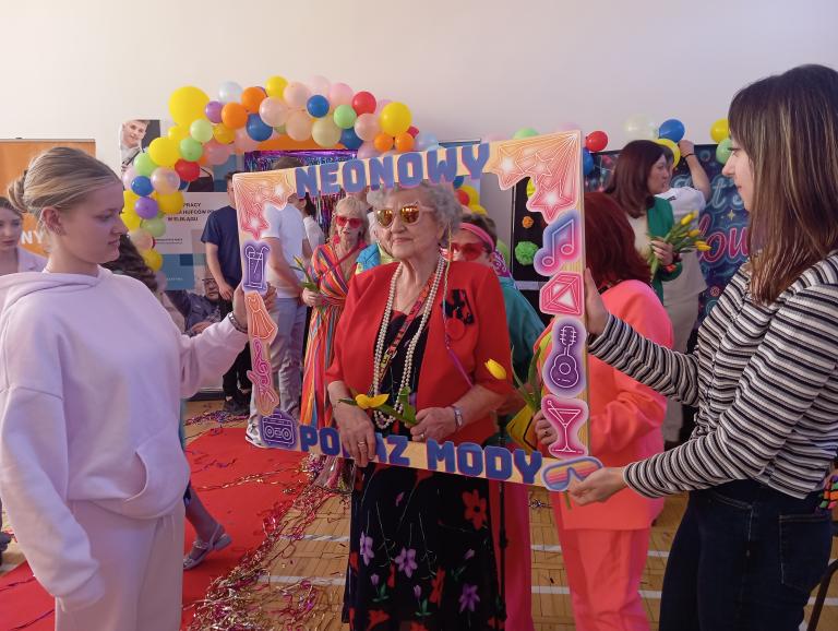 Pokaz, który połączył pokolenia - neonowa moda w Elblągu