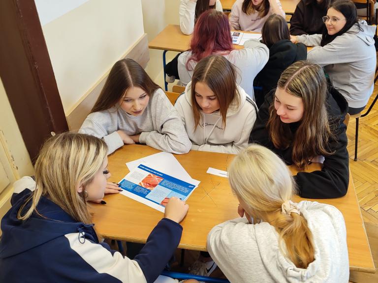 „Bądź zmianą, którą pragniesz ujrzeć w świecie” – młodzież z 9-10 HP na warsztatach edukacyjnych