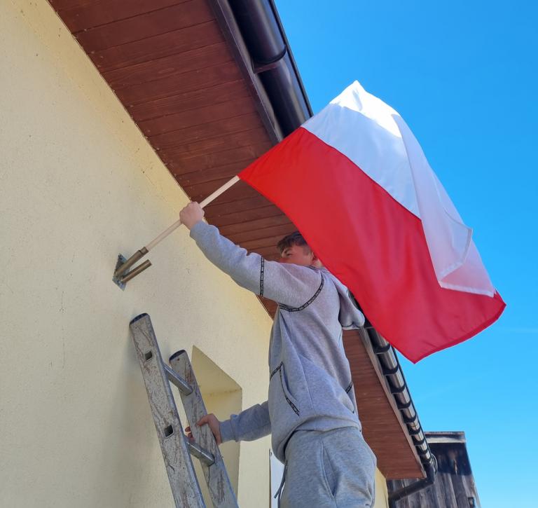 Uroczyste wywieszenie flagi w gorlickim Hufcu Pracy