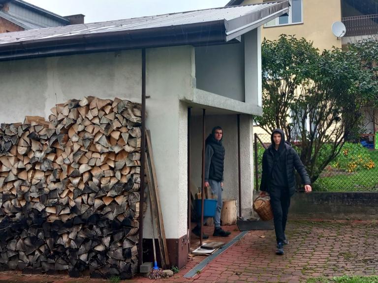 Uczestnicy 9-19 Hufca Pracy w Dębicy pomagają seniorom