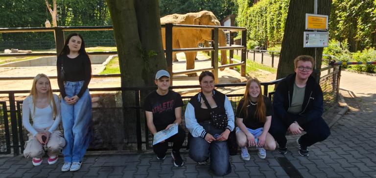 Wycieczka uczestników myślenickiego Hufca Pracy do krakowskiego ZOO