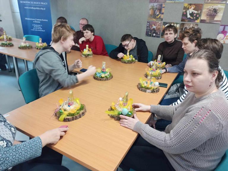 Warsztaty wielkanocne zorganizowane dla uczestników Środowiskowego Domu Samopomocy przez Hufiec Pracy i Młodzieżowe Centrum Kariery w Śremie