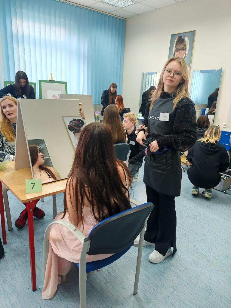  Uczestniczka ze Świdnicy  laureatką Konkursu „Sprawny w zawodzie - Fryzjer”