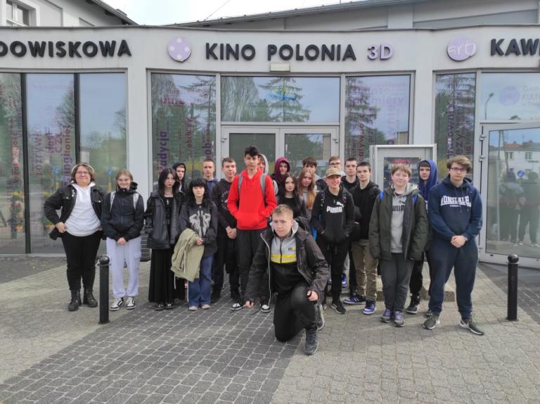 Uczestnicy Hufca Pracy w Trzebnicy  na spektaklu „Kordian” Juliusza Słowackiego