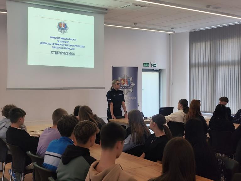 Hejt, cyberprzemoc i mowa nienawiści - spotkanie policjantów z uczestnikami