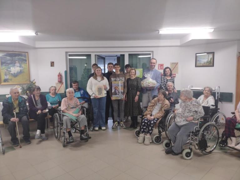 Z odwiedzinami w Domu Pomocy Społecznej w Stalowej Woli z okazji Dnia Babci i Dziadka