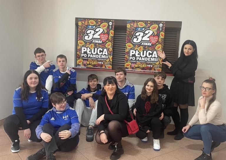 Młodzież z górowskiego Hufca Pracy gra z WOŚP