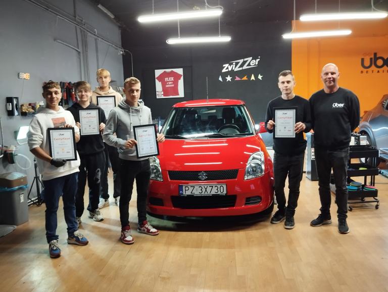 Autodetailing – nowe umiejętności młodzieży z gostyńskiego Hufca Pracy