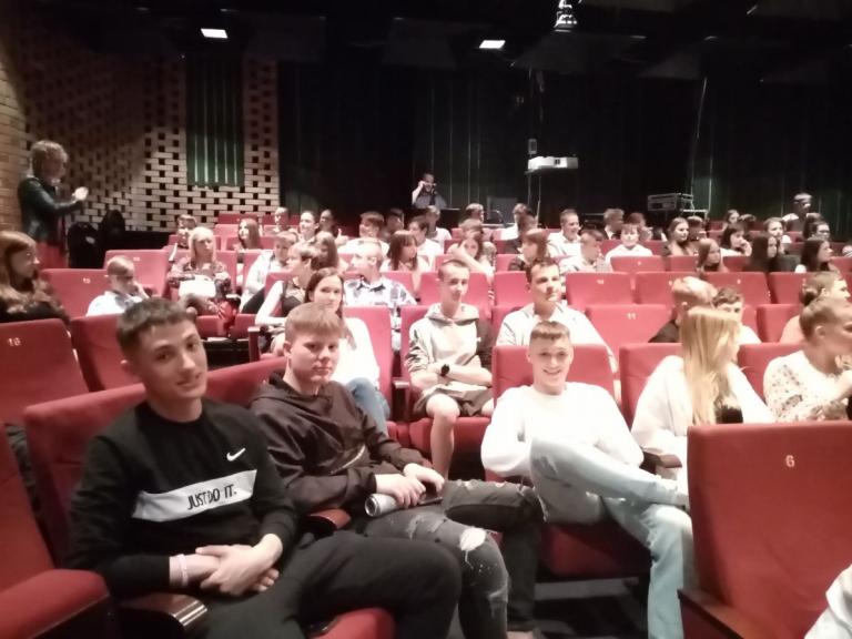                                                  Wyjazd do Teatru  z uczestnikami OSiW w Dąbrowie Górniczej