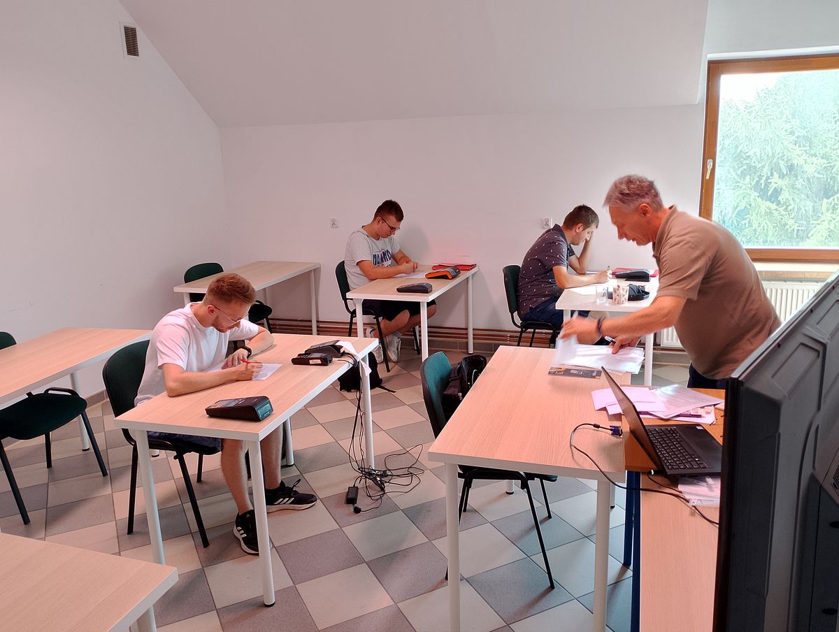Uczestnicy projektu podczas kursu, siedzą w ławkach