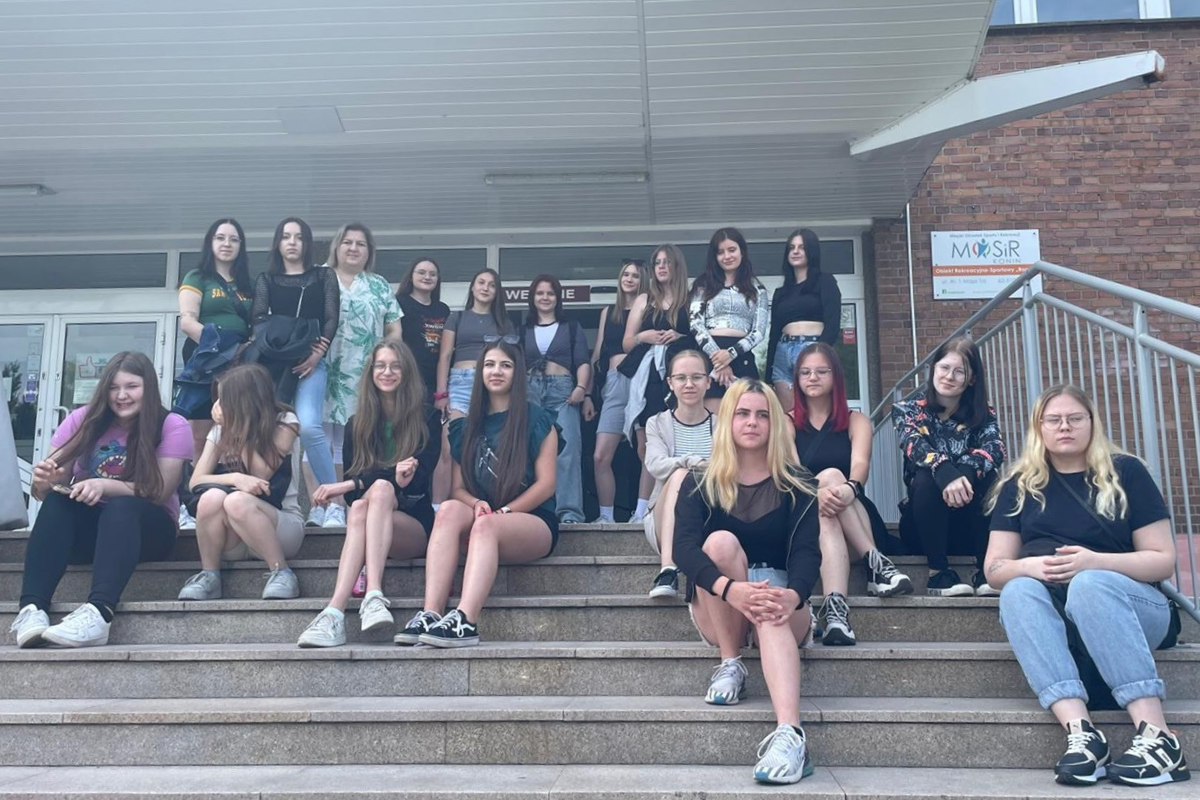 Młodzież biorąca udział w akcji Lato z OHP, foto grupowe na schodach