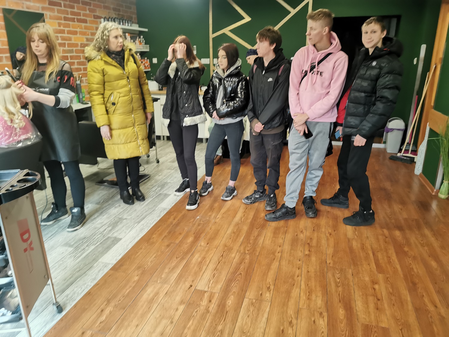 Uczestnicy świdnickiego Hufca na wizycie studyjnej w salonie fryzjerskim