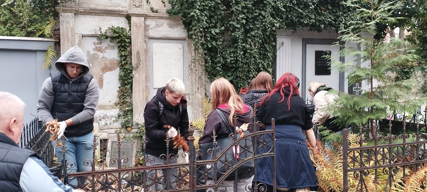 Młodzież Hufca Pracy w Dzierżoniowie sprząta groby przed Świętem Zmarłych