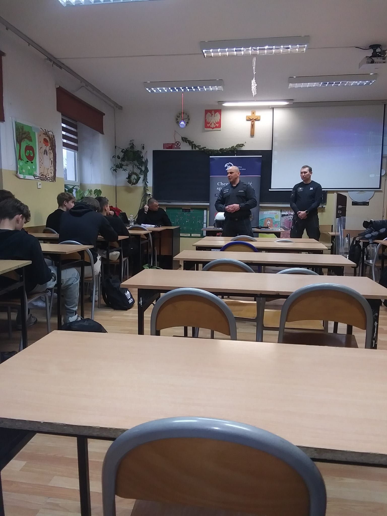 Funkcjonariusze służby więziennej w dzierżoniowskim Hufcu Pracy w ramach programu „Wiem, więc jestem bezpieczny”