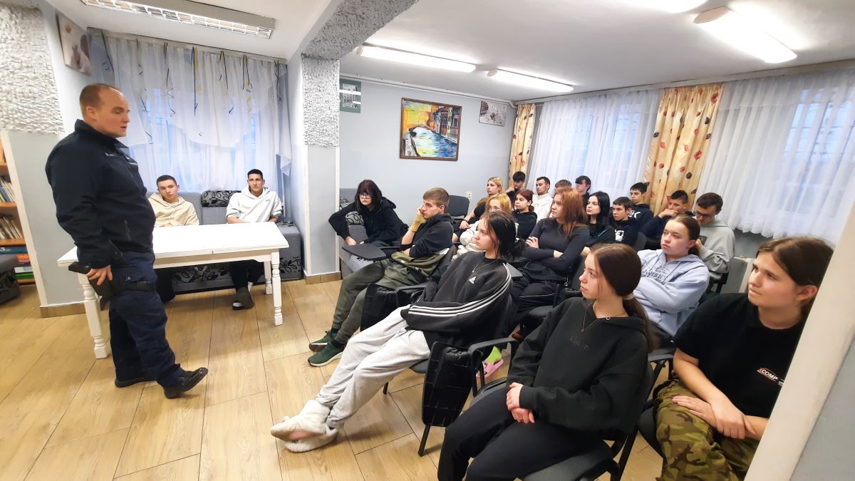 Spotkanie w Ośrodku Szkolenia i Wychowania OHP w Ząbkowicach Śląskich z przedstawicielami Komendy Powiatowej Policji na prelekcji dotyczącej bezpiecznych ferii zimowych