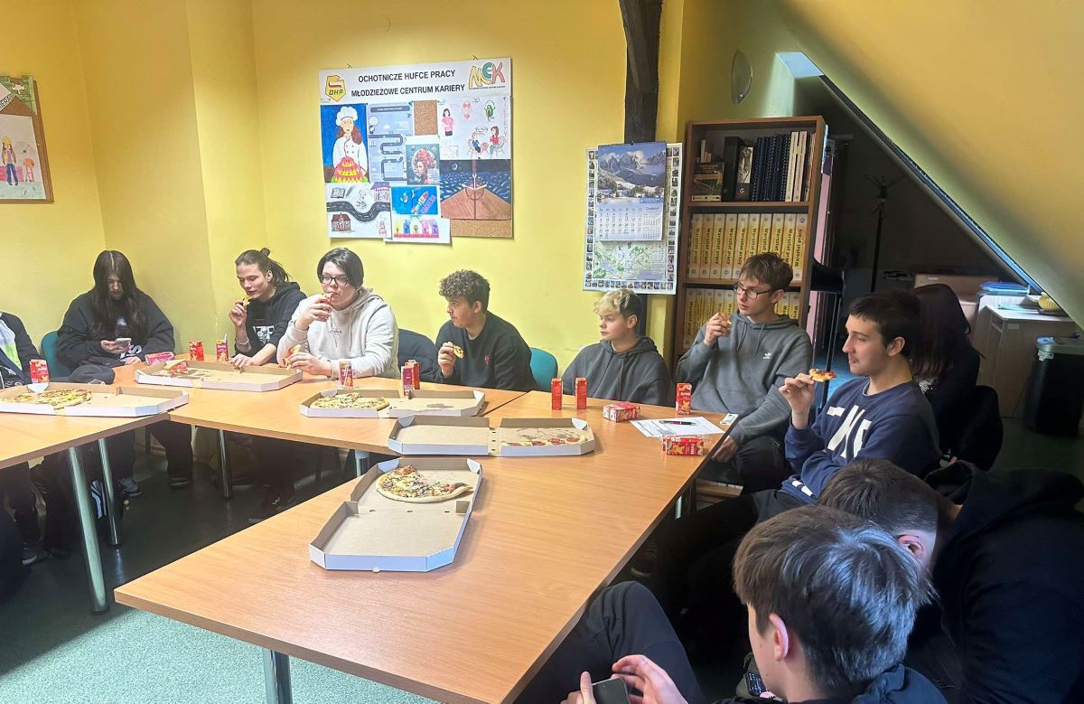 Pizza, rozmowy i świetna atmosfera – spotkanie w Hufcu Pracy w Ziębicach